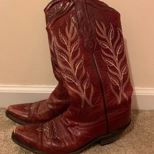 gorgeous red cowboy boots